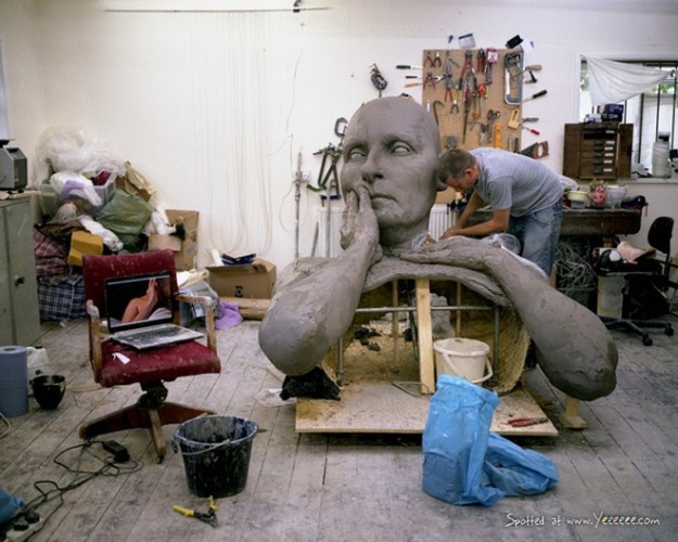 Ron Mueck hiperrealista szobrász alkotás közben