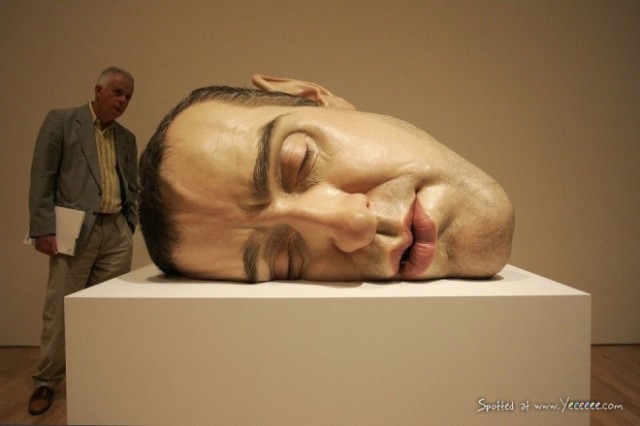 Ron Mueck hiperrealista szobrász alkotása